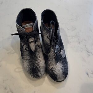 Tom’s Kala Plaid Flannel Botties in Black and Gray